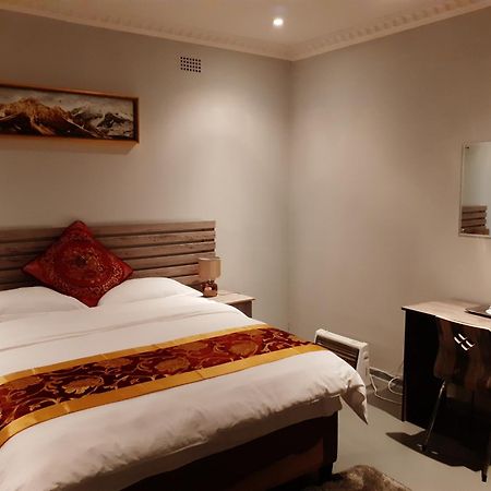 Driftwood Boutique Bed And Breakfast Lobatse Экстерьер фото